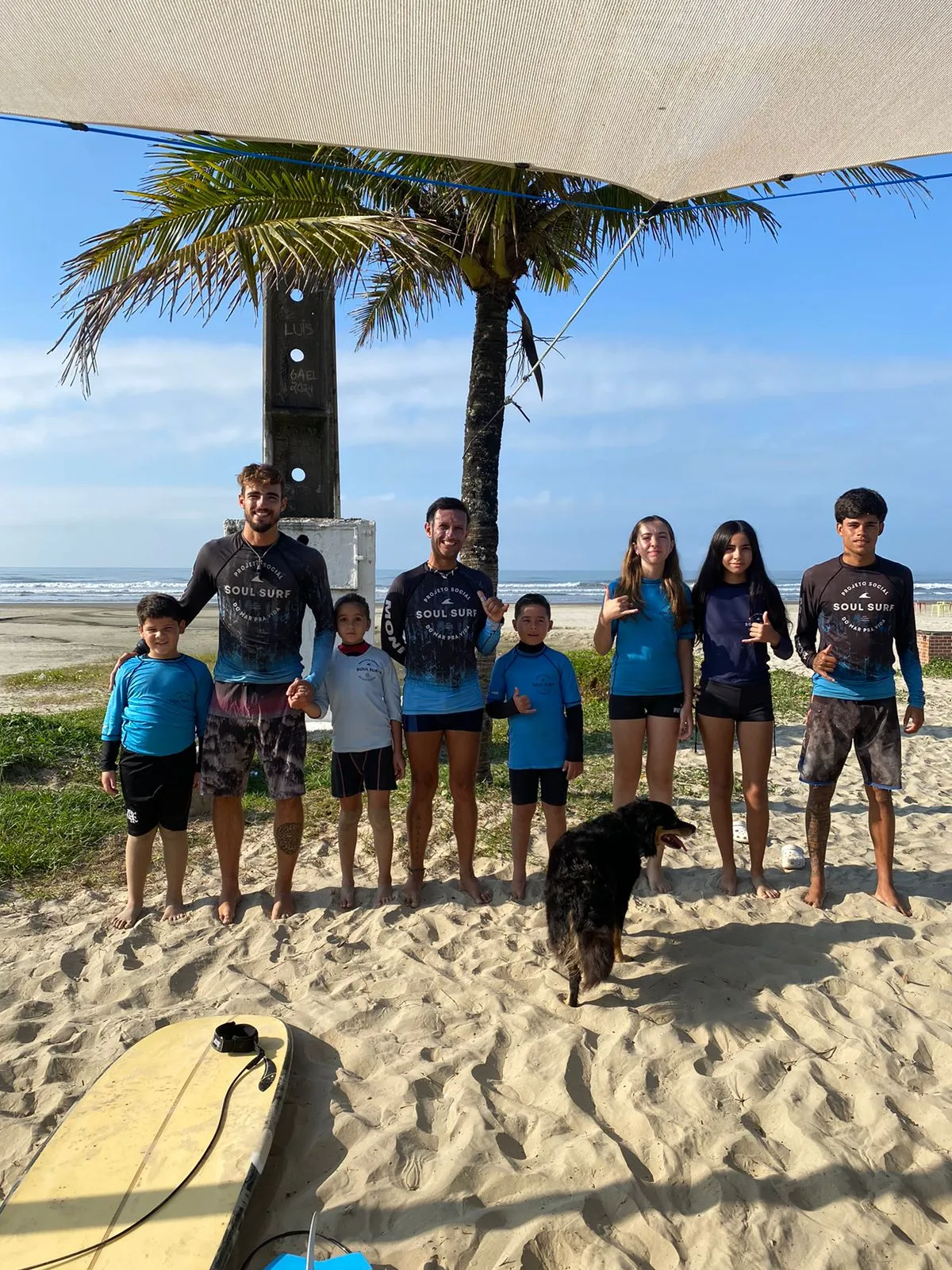 Crianças praticando surf