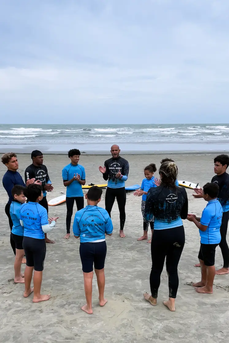 Alunos do projeto Soul Surf reunidos na praia no Do Morro Pro Mar