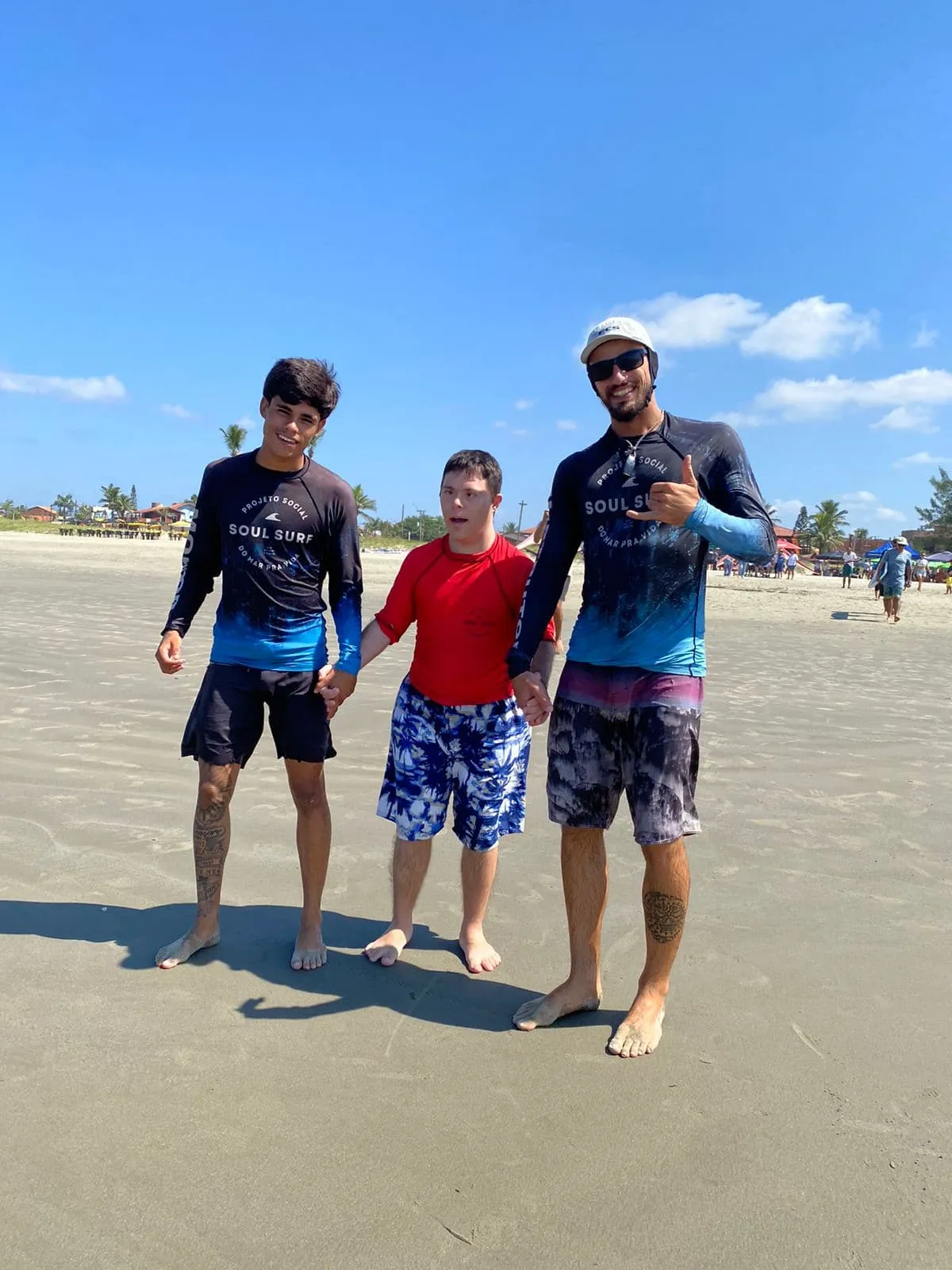 Encerramento de atividade ao pôr do sol na praia