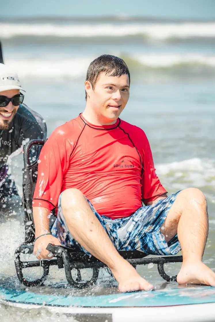 Jovens praticando surf no projeto Soul Surf em Itanhaém/SP