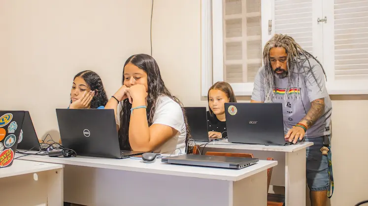 Crianças e adolescentes em aula de informática no Soul Surf Digitais