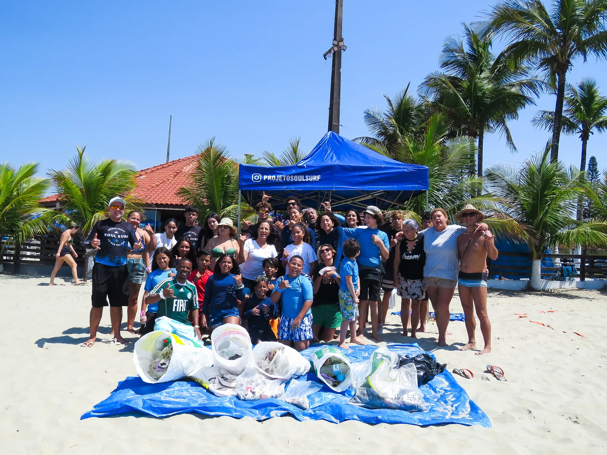 Mutirão ambiental na praia com voluntários e alunos do Soul Surf